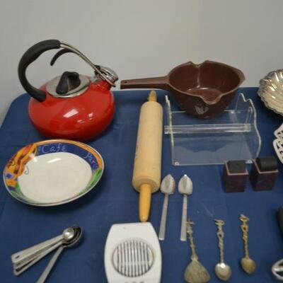 LOT 405 KITCHEN AND DECOR ITEMS
