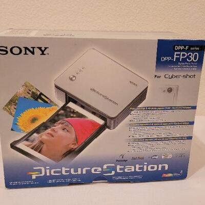 Lot 187: New SONY Picture Station DPP-FP30 for Cyber Shot Cameras