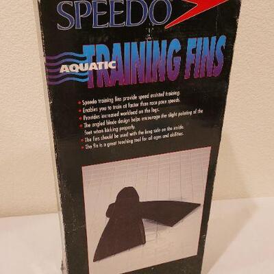 Lot 210: Vintage SPEEDO New Aquatic Training Fins