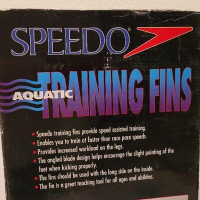 Lot 210: Vintage SPEEDO New Aquatic Training Fins