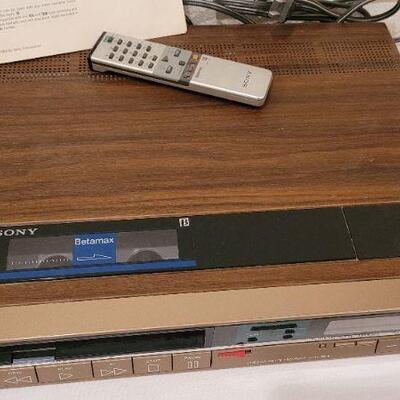 Lot 231: Vintage BETAMAX Player w/ remote