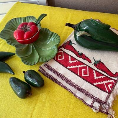 LOT 118  VINTAGE MEXICANA SERVE WARE WITH JALAPENO PEPPER THEME & PLACEMATS 