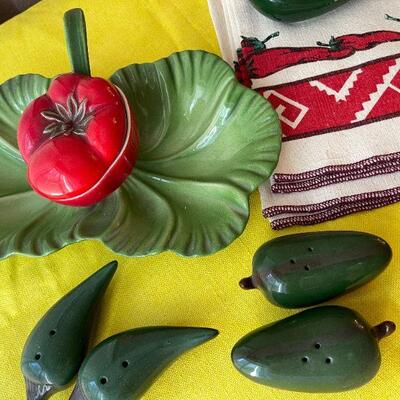 LOT 118  VINTAGE MEXICANA SERVE WARE WITH JALAPENO PEPPER THEME & PLACEMATS 