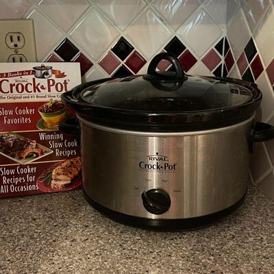 LOT 119  RIVAL CROCK POT W/COOK BOOK SLOW COOKER RECIPES  