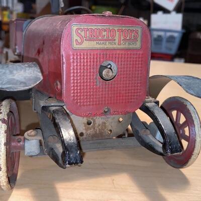 Lot 333: Antique Pressed Steel Structo Toys Windup Dump Truck 