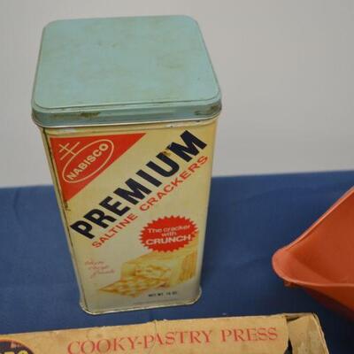 LOT 550 VINTAGE COOKIE PRESS, SALTINE TIN AND OTHER ITEMS