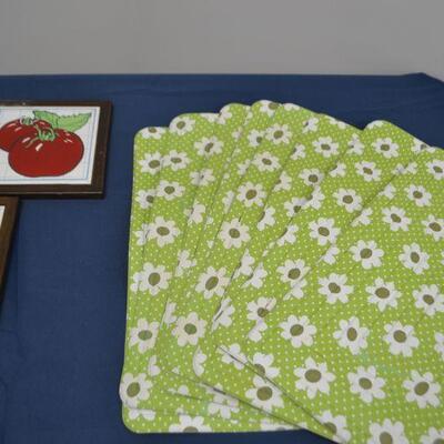 LOT 556 HOME DECOR AND VINTAGE PLACEMATS