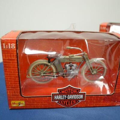 LOT 558    FOUR HARLEY DAVIDSON MOT0RCYCLE COLLECTIBLES 