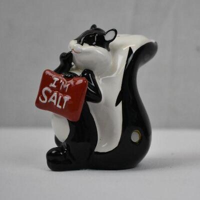 2 pc Ceramic Salt and Pepe Salt and Pepper Shakers w/ magnets