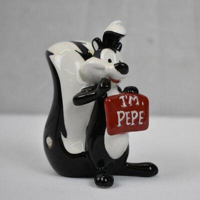 2 pc Ceramic Salt and Pepe Salt and Pepper Shakers w/ magnets
