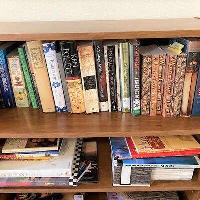 LOT#19LR1: Book Shelf w/ Assorted Books