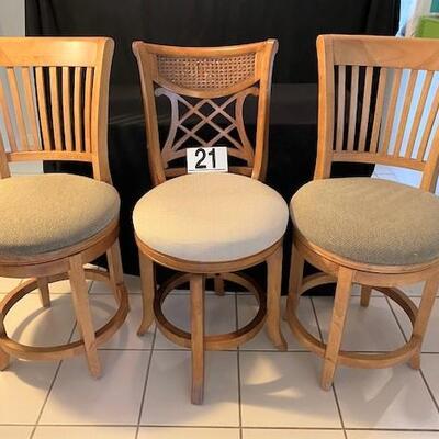 LOT#21LR1: 3 Counter Height Stools