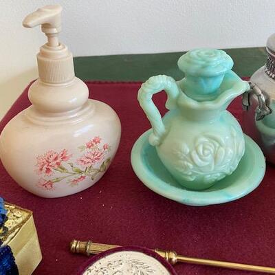 Lot 695 - Home Decor items
