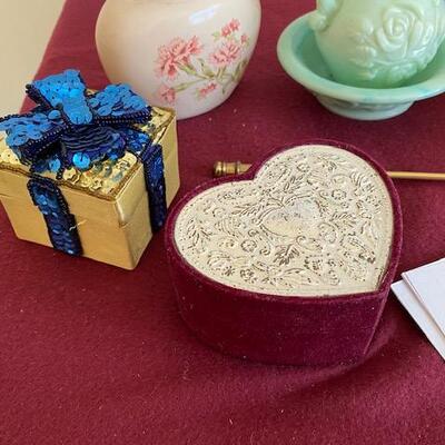 Lot 695 - Home Decor items