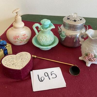 Lot 695 - Home Decor items