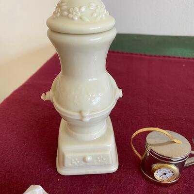 Lot 696 - Vintage Items