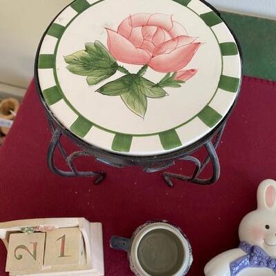 Lot 697 - Home Decor items