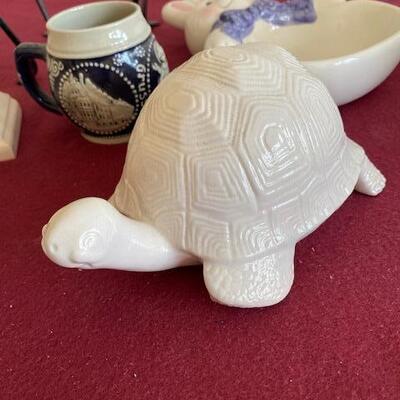 Lot 697 - Home Decor items