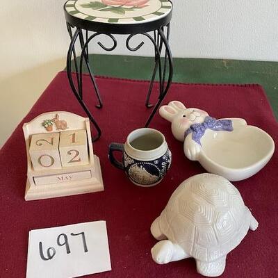 Lot 697 - Home Decor items