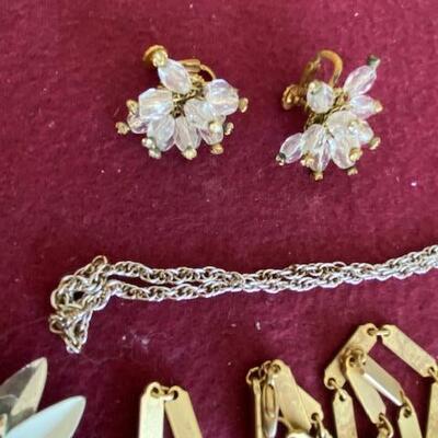 Lot 699 - Vintage Jewelry Lot
