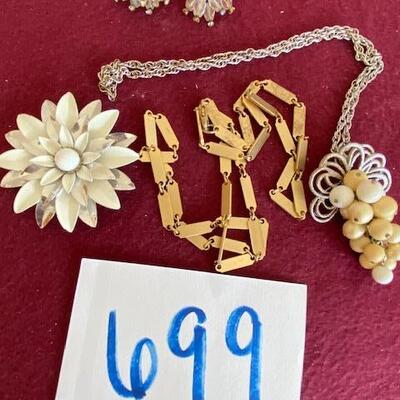 Lot 699 - Vintage Jewelry Lot