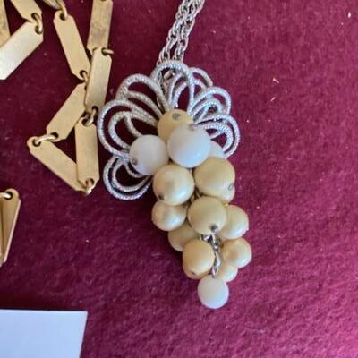 Lot 699 - Vintage Jewelry Lot