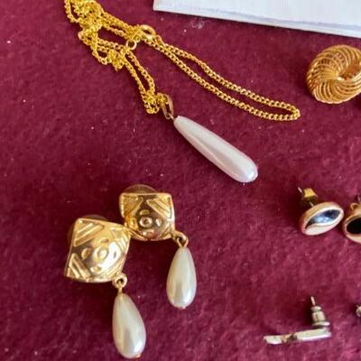 Lot 700 - Jewelry Lot