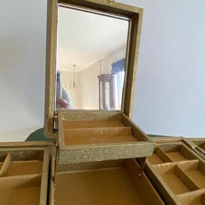 Lot 704 - Vintage Jewelry Box
