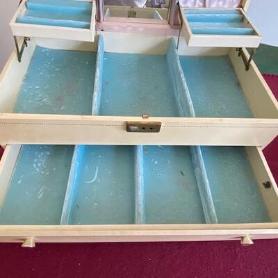 Lot 705 - Vintage Jewelry Box