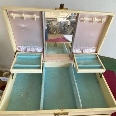Lot 705 - Vintage Jewelry Box