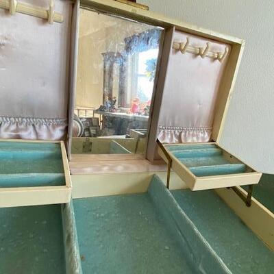 Lot 705 - Vintage Jewelry Box