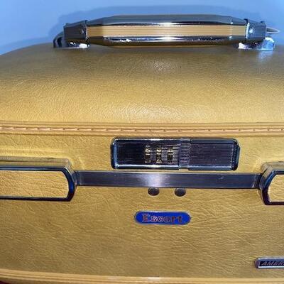 Lot 709 -  American Tourister Escort Train Case