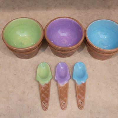 Lot 1: NEW (3) Ice Cream Dishes with Spoons