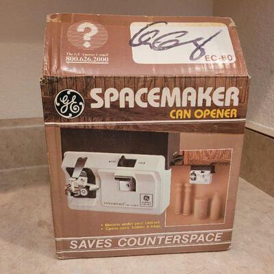 Lot 7: Vintage GE Spacemaker Can Opener