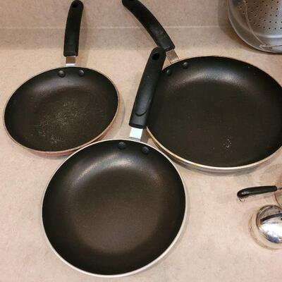 Lot 18: Mixed Pots, Pans, Timer and Stainer