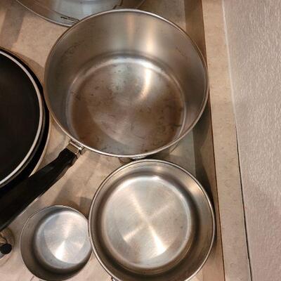 Lot 18: Mixed Pots, Pans, Timer and Stainer