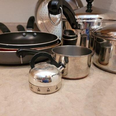 Lot 18: Mixed Pots, Pans, Timer and Stainer