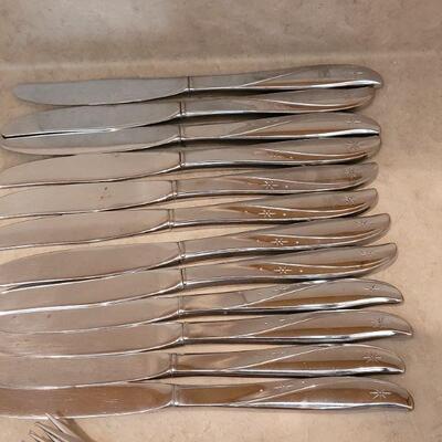 Lot 19: Vintage 81 pieces Oneida Community Twin Star Set 