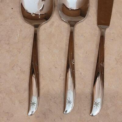 Lot 19: Vintage 81 pieces Oneida Community Twin Star Set 