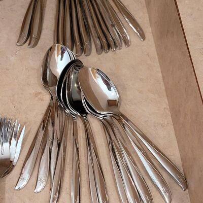 Lot 19: Vintage 81 pieces Oneida Community Twin Star Set 
