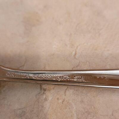 Lot 19: Vintage 81 pieces Oneida Community Twin Star Set 
