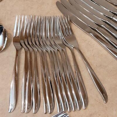Lot 19: Vintage 81 pieces Oneida Community Twin Star Set 