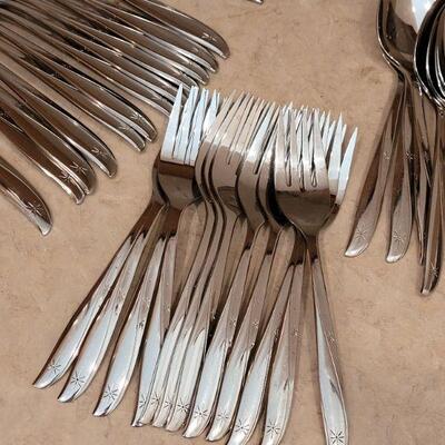 Lot 19: Vintage 81 pieces Oneida Community Twin Star Set 