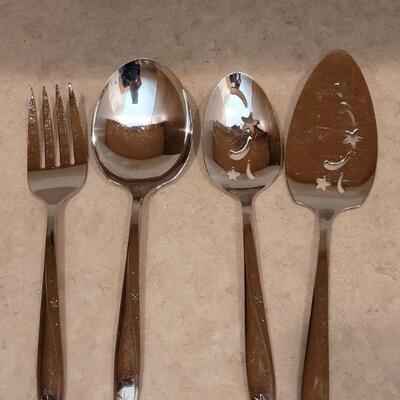 Lot 19: Vintage 81 pieces Oneida Community Twin Star Set 