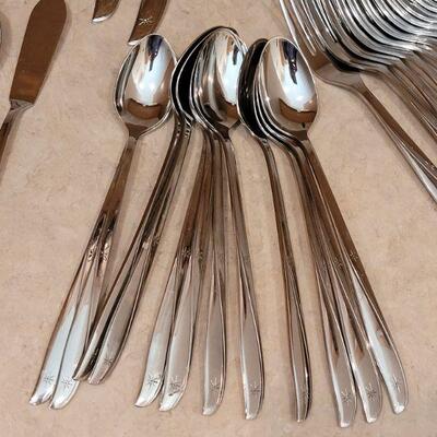 Lot 19: Vintage 81 pieces Oneida Community Twin Star Set 