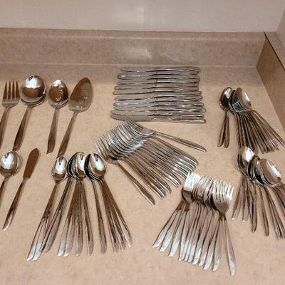 Lot 19: Vintage 81 pieces Oneida Community Twin Star Set 