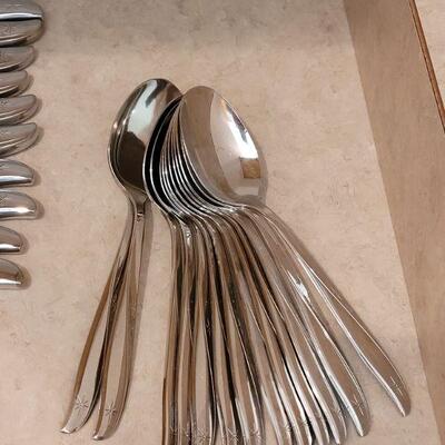 Lot 19: Vintage 81 pieces Oneida Community Twin Star Set 