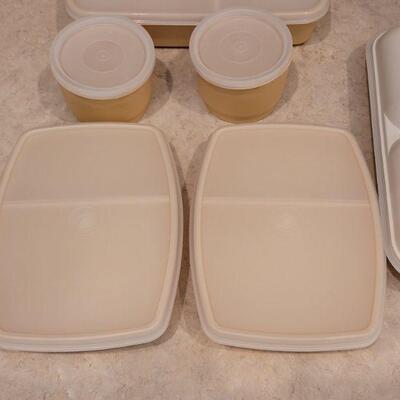 Lot 22: Vintage Tupperware Set - 