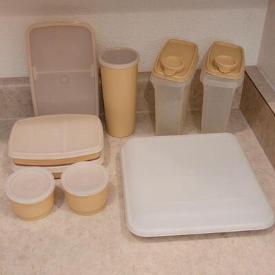 Lot 22: Vintage Tupperware Set - 