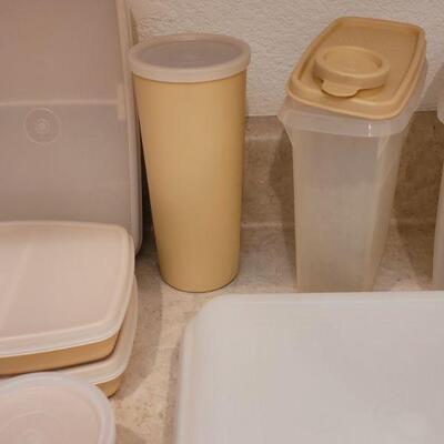 Lot 22: Vintage Tupperware Set - 